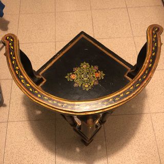 Sillón de madera oriental pintado