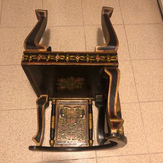 Sillón de madera oriental pintado