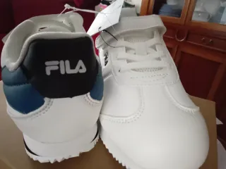 Deportivas Fila Blancas y Azules
