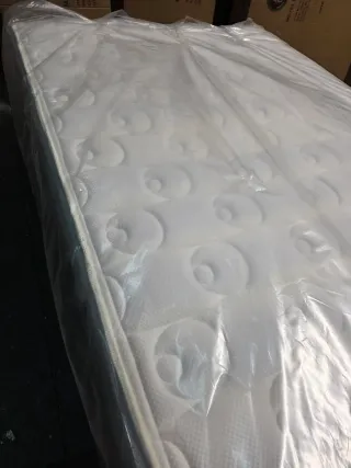 Base de cama con colchón