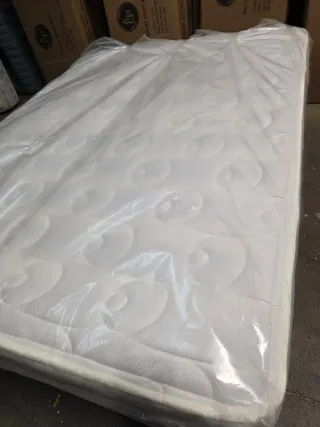 Base de cama con colchón