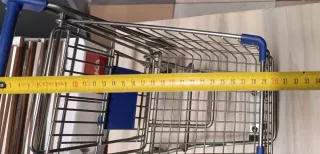 Carrito de supermercado metálico