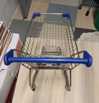 Carrito de supermercado metálico