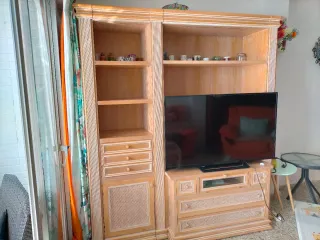 Mueble salón madera y ratán