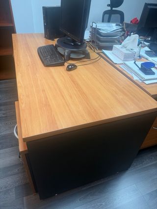 Mesa de despacho con 2 cajoneras y silla