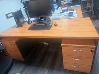 Mesa de despacho con 2 cajoneras y silla