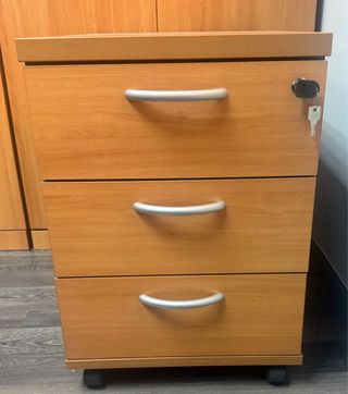 Mesa de despacho con 2 cajoneras y silla