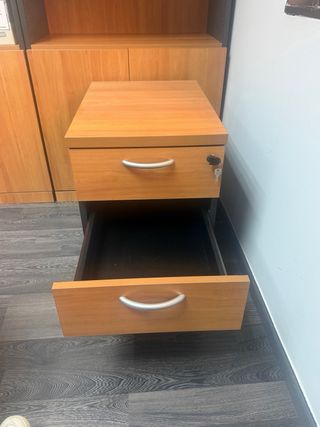 Mesa de despacho con 2 cajoneras y silla
