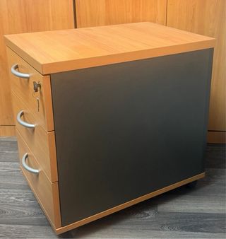 Mesa de despacho con 2 cajoneras y silla