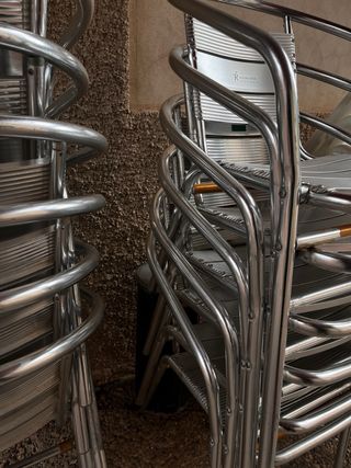 Mesas y sillas metálicas de exterior