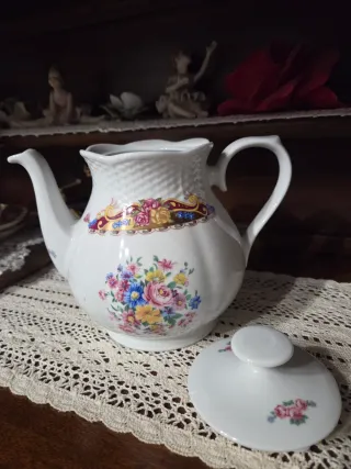 Teiera in porcellana decorata