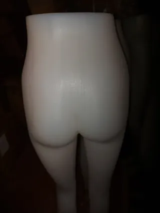 9 Piernas de maniquí de mujer.