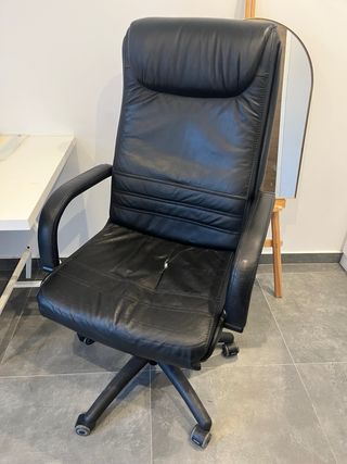 Silla de oficina de piel negra