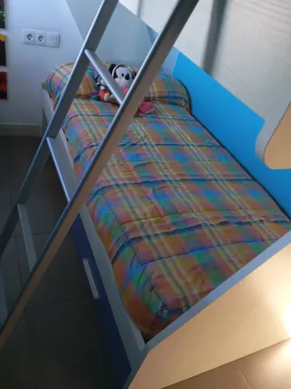 Litera madera con escalera de metal