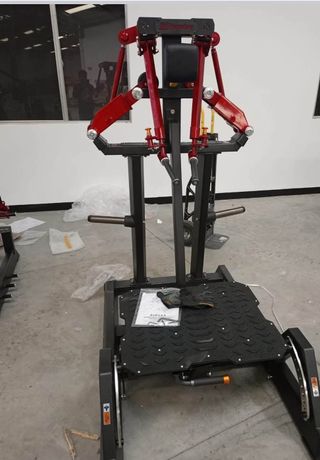 Banco de pesas y máquina de gimnasio