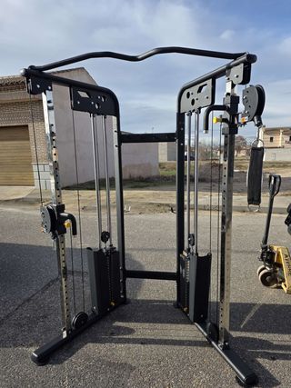 Banco de pesas y máquina de gimnasio