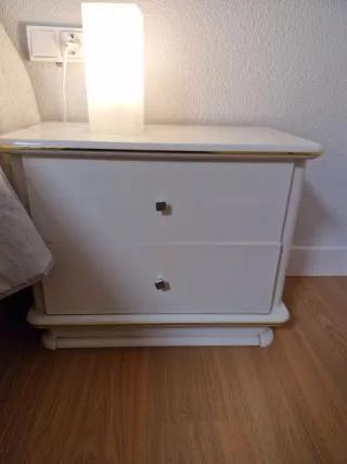 Dormitorio de matrimonio blanco y dorado