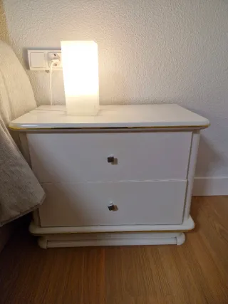 Dormitorio de matrimonio blanco y dorado