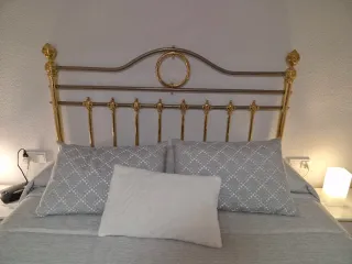 Dormitorio de matrimonio blanco y dorado