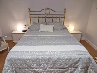 Dormitorio de matrimonio blanco y dorado