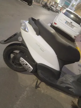 Moto Derbi Boulevard Blanca 1 año de seguro