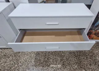 Cómoda blanca de madera