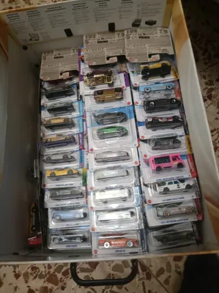 Más de 100 coches Hot Wheels nuevos