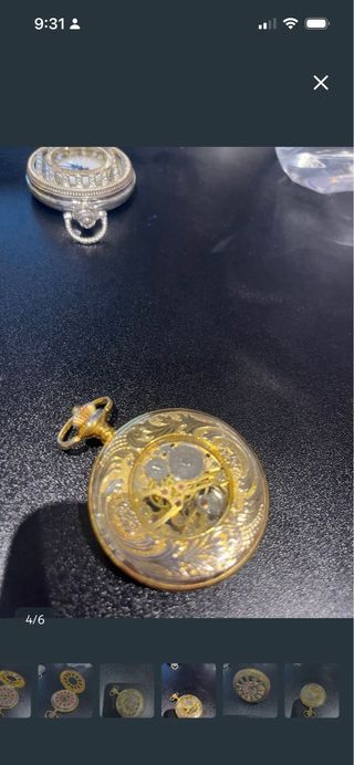 Reloj de bolsillo dorado con esfera rosa
