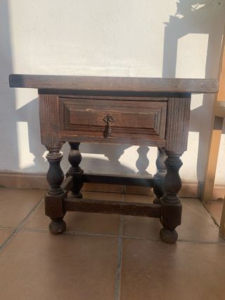 Mesita de noche de madera