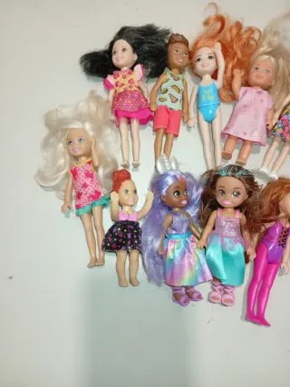 Lote de muñecas variadas