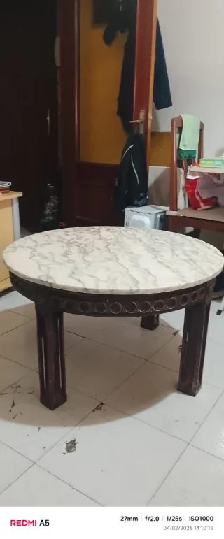 Mesa redonda de mármol y madera