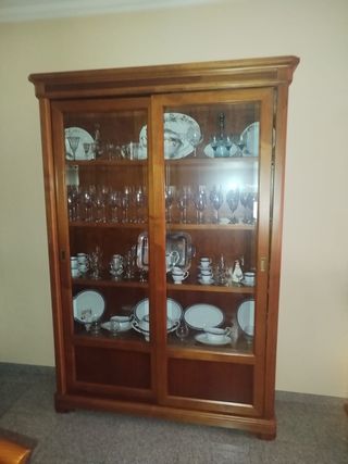 Vitrina de madera con puertas correderas