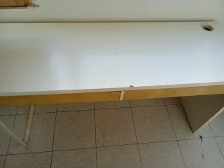 Escritorio blanco con cajonera