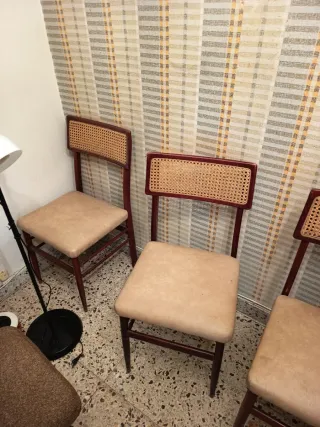 Sillas de madera con asiento de cuero y ratán