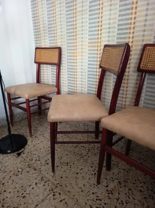Sillas de madera con asiento de cuero y ratán