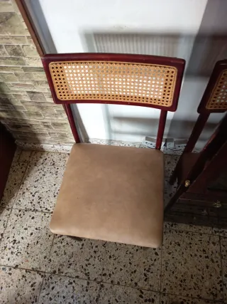 Sillas de madera con asiento de cuero y ratán