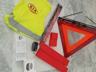 Kit coche: Triángulos chalecos y baliza