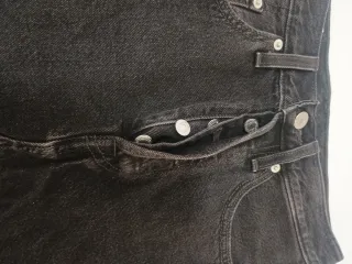 Falda Levi's Negra con Tachuelas