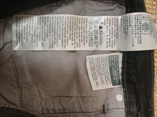 Falda Levi's Negra con Tachuelas