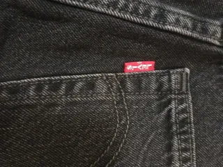 Falda Levi's Negra con Tachuelas