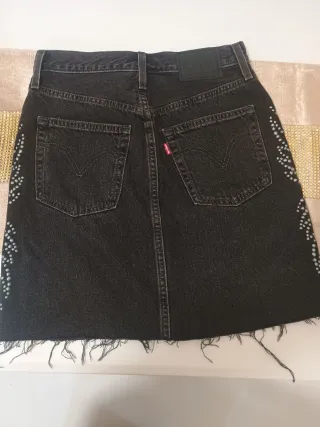 Falda Levi's Negra con Tachuelas