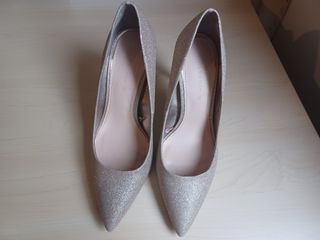 Zapatos tacón dorados Zara Woman Talla 37
