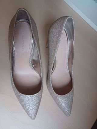 Zapatos tacón dorados Zara Woman Talla 37