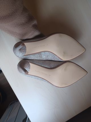 Zapatos tacón dorados Zara Woman Talla 37