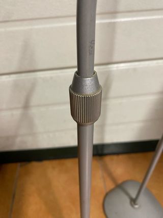 2 soportes de metal para altavoces pequeños