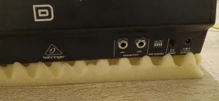 Sintetizador Behringer Model D