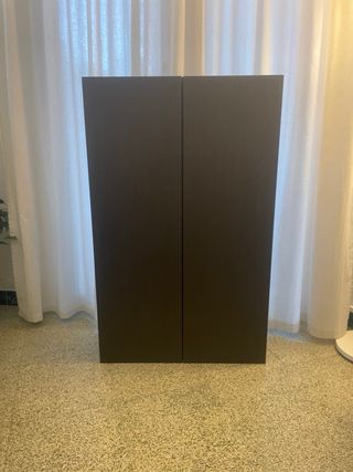 Mueble de baño madera y cristal.