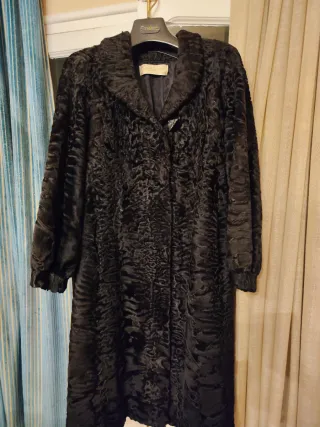 Abrigo de piel de astracán negro