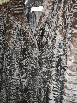 Abrigo de piel de astracán negro