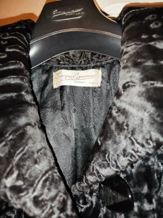 Abrigo de piel de astracán negro